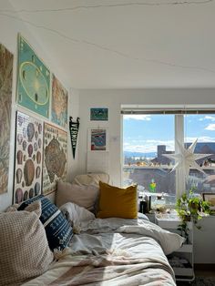 Bedding Ideas Dorm, Dorm Room Ideas Flowers, Wall Collage Dorm Room, Realistic Dorm Room, Dorm Room Inspo Cozy, Comfy Dorm Room Ideas, University Of Oregon Dorm, Unique Dorm Room Ideas, Umiami Dorm