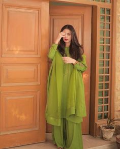 Everyday Pakistani Outfits, Green Mehndi Outfit, Green Pakistani Dress, Pakistani Dresses Party Wear, Pakistani Dresses Party, Style Outfits Summer, Party Wear Casual, Designer Aesthetic, Aesthetic Summer Outfits