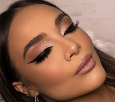 Zircons Makeup, Maquillage Yeux Cut Crease, Birthday Makeup Looks, Prom Eye Makeup, Makeup For Black Skin, Birthday Makeup, Eye Makeup Pictures, Glam Makeup Look