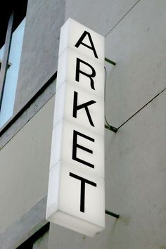 a sign on the side of a building that says art market in black and white letters