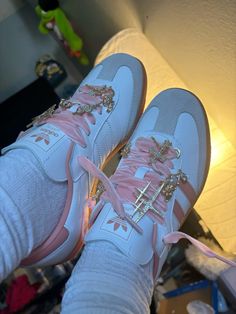 I put a little cute girly twist on my sambas New Sneakers Insta Story, Calm Concert Outfit, Pin Sambas, Low Top Sneakers Women, Cute Girly Shoes Sneakers, Shoes Inspo Women, Birthday Shoes Sneakers, Shoes For Christmas List, Bows On Shoes