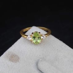 Natürlicher grüner Peridot Ring 925 Sterling Silber Peridot Verlobungsring Versprechen Ring August Birthstone Ring Geburtstagsgeschenk für sie Artikelbeschreibung: - Stein: - Natürlicher Peridot Steinbehandlung: - 100% natürlich Steingröße: - 6 x 8 MM Stein Form: - Oval Cut Metall: - Sterling Silber Reinheit :- 925 Überzug: - Vergoldet Für weitere Artikel: - https://www.etsy.com/in-en/shop/Rajasthanjewelleres?ref=seller-platform-mcnav Zahlungsbedingungen Wir akzeptieren Zahlung durch PayPal. All August Birth Stone Ring, Oval Peridot Ring, Diamond And Peridot Engagement Rings, Engagement Ring Peridot, Peridot Engagement Ring, Birthstone Engagement Rings, Peridot Engagement Rings, August Birthstone Ring, Green Gemstone Ring