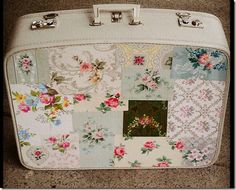 Wallpaper samples Decoupage Suitcase, Cute Scrapbooks, Old Suitcases, Vintage Suitcases, Animal Bag, Shabby Chic Crafts, Vintage Suitcase, Vintage Luggage, Shabby Chic Diy