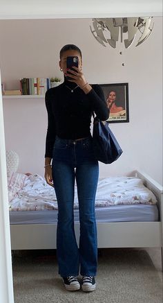 Blue Flare Jeans Outfit, Dark Blue Flared Jeans, Flare Jeans Outfit Winter, Flared Jeans Outfit Fall, Dark Washed Jeans Outfit, Dark Blue Jeans Outfit, Flair Jeans Outfit, Dark Jeans Outfit, Dark Flare Jeans