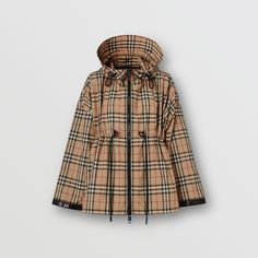 Burberry Outfits Women, Burberry Outfits, Designer Outerwear, Motif Vintage, Plaid Coat, Style Hoodie, Coat Design, Burberry Women, Runway Collection