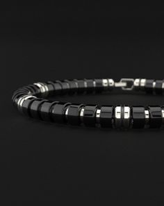 Elegancia audaz con la pulsera Onyx de la colección Premium Spacer.
Esta pulsera encarna fuerza y ​​sofisticación, con elegantes cuentas de ónix negro combinadas con detalles de plata, oro o rodio de primera calidad para una pieza lujosa y poderosa.
Diseño y Materiales:


Piedras de ónix: Elaborada con cuentas cilíndricas de ónix de 6 mm, esta pulsera irradia un acabado negro intenso y brillante, que simboliza la protección y la fuerza interior.

Espaciadores premium: Acentuados con espaciadores Crochet Unique, Gold Vermeil Jewelry, Onyx Bracelet, Mens Beaded Bracelets, Onyx Bead, Vermeil Jewelry, Black Rhodium, Recycled Silver, Onyx Stone