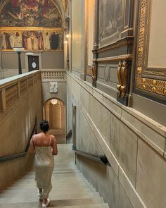 Girl wearing a light green with white flowers dress and white sneakers walking down the steps at Boston public library. There’s art on the walls. Aesthetic Pictures Library, Boston Lifestyle Aesthetic, Boston Instagram Story, Boston Library Aesthetic, Boston Photoshoot Photo Ideas, Boston Ig Photos, Boston Ma Aesthetic, Boston Massachusetts Aesthetic Summer