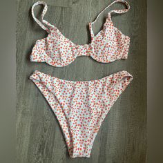 Nwot Very Flattering White Underwire Swimwear For Sunbathing, White Underwire Swimwear For Spring, White Printed Swimwear For Poolside, White Underwire Swimwear For Poolside, Beachy White Underwire Swimwear, White Underwire Swimwear For Beachwear, White Underwire Swimwear, White Underwire Swimwear For Beach, Orange White