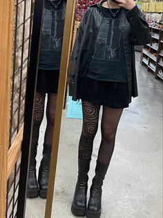 Sick New World Outfit, Dark Spring Outfits, Punk Skirt Outfit, Midsize Grunge Outfits, Goth Skirt Outfit, Grunge Punk Outfits, Grunge Street Style, October Style