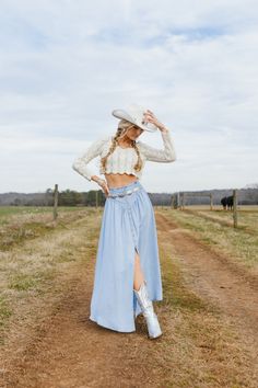 lightwash maxi skirt Maxi Skirt Fits, High Waist Maxi Skirt, Light Blue Skirts, Chambray Skirt, Blue Maxi Skirt, Boho Belts, High Waisted Maxi Skirt, Maxi Skirt Outfits, Chambray Fabric