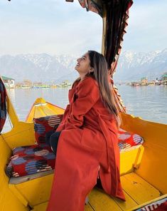 Kashmir Trip, Dal Lake, Snow Photoshoot, Travel Picture Ideas, Anushka Sen, Cotton Gowns, Travel Pictures Poses, Stylish Photo Pose, Couple Photoshoot Poses