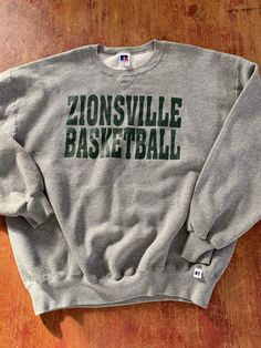 Vintage Zionsville Basketball Crewneck Sweatshirt Size XL See pics for measurements Quality Russell Brand Made in USA Player Mennen Fast shipping. We ship same or next day with USPS priority mail We are a small family business and we appreciate your support, Godspeed ! Throwback Cotton Tops For Fall, Throwback Style Cotton Tops For Fall, School Basketball, Champion Brand, Big Gifts, Vintage Champion, Small Family, 1980s Vintage, 로고 디자인