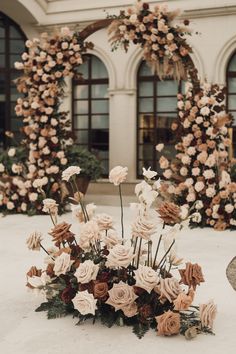 Wedding ceremony setup with flower decorations in mocha mousse colors. Archway with mocha mousse-colored flowers. Wedding Reception Neutral Colors, Dusty Neutral Wedding, Taupe Flowers Wedding, Taupe And Brown Wedding, Neutral Romantic Wedding, Wedding Flower Colour Schemes, Brown And Cream Wedding Decor, Earth Tone Wedding Florals, Mocha Mousse Flowers