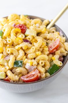 Bowl of creamy pasta salad with corn, zucchini, tomatoes, and red onion with a spoon in it. Pasta Salad With Zucchini, Salad With Zucchini, Zucchini Pasta Salad, Mac And Cheese Recipe Soul Food, Corn Pasta Salad, Corn And Zucchini, Creamy Pasta Salad, Corn Zucchini