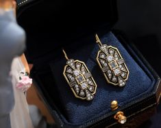 Taille: Longueur: 4.10cm Largeur: 1.70cm Poids: 11g/Paire Matière: Laiton, CZ Ces belles boucles d'oreilles sont inspirées du style art déco typique des années 1920 pavé de strass brillant. The earrings need normal take care, no water, no perfume, no sweat etc. Clean it and dry it with a soft tissue very time you wear it, you will have much longer pleasure to wear such a pair of beautiful earrings. 1920s Earrings, 1920s Great Gatsby, Great Gatsby, Art Deco Jewelry, Style Art, Gatsby, Jewelry Earrings Dangle, Vintage Style, Dangle Drop Earrings