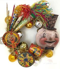 an assortment of christmas ornaments are arranged in a circle