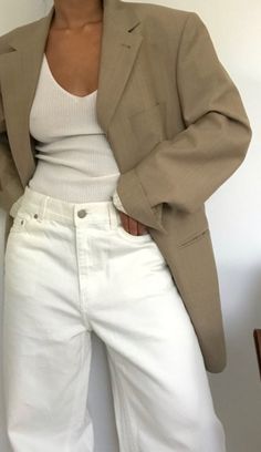 Working Closet, Look Adidas, Estilo Indie, Skandinavian Fashion, Coat Outfit, Fall Inspiration, Outfit White, Vintage Outfit, Kaia Gerber