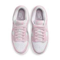 Offrendo una reinterpretazione tattile della iconica silhouette da basket del marchio, il Nike Dunk Low Pink Corduroy Womens presenta un'estetica armoniosa a due toni. La base, realizzata in raffinato cuoio liscio, è elegantemente accentuata con sovrapposizioni in un delicato velluto a coste rosa pastello, accompagnato da sottili insignie del marchio. Sotto, la suola intermedia vanta un'ammortizzazione superiore garantendo comfort, mentre il battistrada finemente disegnato assicura una trazione Preppy Shoes, Pretty Shoes Sneakers, Pink Corduroy, Nike Models, Womens Air Jordans, Adidas Spezial, Cute Nike Shoes, Cute Sneakers, Cute Nikes