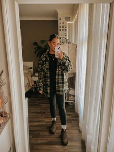 Winter Outfits Blundstone, Comfy Blundstone Outfit, Blundstone Outfit Sweatpants, Blundstone And Leggings Outfit, Casual Blundstone Outfit, Fall Outfits With Blundstone Boots, Leggings And Blundstones Fall Outfits, Blundstones And Leggings Outfit, Leggings Blundstone Outfit