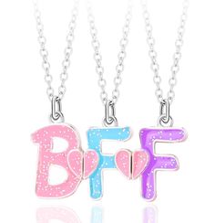 PRICES MAY VARY. 版权所有, 请勿抄袭💕Best Friend Necklace💕Best friend is just like the stars, you don't always see them but you know that they are always there. Side by side or miles apart never feel that you are alone as we are always stick together in our heart. 💕Magnetic BFF Necklace💕Our best friend necklace set includes 3 pieces matching BFF heart pendant with glitters and bright blue pink purple enamel. Magnetic attraction makes the 3 pieces heart stay complete together while girls wearing them 3 Bff Necklaces, Friendship Necklaces For 3 Friends, Bff Design, Bff Heart, 3 Bff, Matching Bff, Always Believe In Yourself, Galaxy Wedding, Pink Heart Necklace