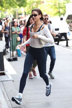 Celebrities Wearing Lululemon, Hailey Baldwin Style Summer, Post Workout Outfit, Hailey Baldwin Style 2023, Yoga Instructor Outfit, Fabletics Outfits, 2023 Hailey Bieber, Movie Bloopers