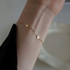 Heart Stainless Steel Bracelet In Gold. #Bracelet Gold Heart Bracelet, Bracelet Love, Bracelet Dainty, Simple Bracelets, Classy Jewelry, Jewelry Lookbook, Dainty Bracelets, Fancy Jewelry, Sweet Heart