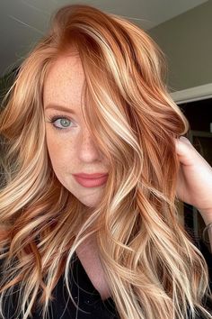 35+ Stunning Red Hair with Blonde Highlights Combos To Try This Year - Flo's Blog Pumpkin Spice Hair Color, Red Hair With Blonde, Pumpkin Spice Hair, Light Auburn Hair, Dekoratívne Vence, Strawberry Blonde Highlights