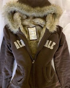 #clothing #fashion #y2k #trendy Cardigan Fall Outfit, Warm Hoodies, 00s Mode, The Cardigans, Fur Jackets, 2000s Fashion Outfits, Collared Sweatshirt, Fur Coats, Swaggy Outfits