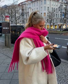 Pink Scarf Outfit, Ny Outfits, Fur Coat Fashion, Parisienne Chic, Scarf Outfit, Pink Scarf, Scarf Fashion, Pink Scarves, Designer Scarves