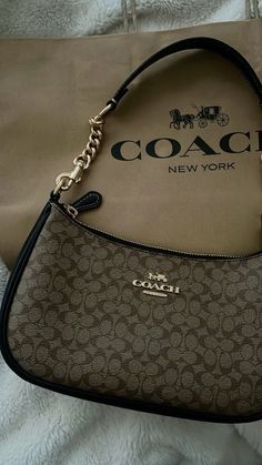 coach bag Cute Purse Outfits, Coach Shoulder Purse, Cute Coach Bag, Coach Handbags Outfits, Coach Bah, Coach Purse Aesthetic, Coach Purse Outfit, Coach Bags Aesthetic, Coach Bag Aesthetic