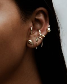 Les boucles d'oreilles Marquise Chain Stud sont délicates mais accrocheuses avec un magnifique clou en péridot pour ajouter une subtile touche de couleur à votre superposition.

 
Vous cherchez quelque chose de similaire ? Découvrez notre collection de superpositions.

 DÉTAILS:



 Pierres précieuses nano péridot éthiques.


 Plaquage en or 18 carats à microns élevés, d'origine éthique, certifié par LBMA Responsible Gold pour répondre aux normes éthiques internationales.


 Métal de base en