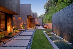 LA home modern waterfall & paving stone garden landscape design. Modern Front Yard, Modern Backyard Landscaping, Front Yard Design, Modern Landscape, Modern Backyard, Gardens Design, Outdoor Gardens Design