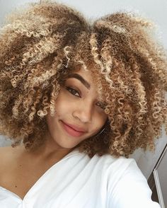 Dry Curly Hair, Protective Hair, Blonde Curly Hair, Pelo Afro, Dyed Natural Hair, Natural Curly Hair, Curly Hair With Bangs, Hair Crush, Afro Hair