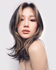 Medium Asian Hairstyles, Asian Hair Blonde Highlights, Medium Asian Hair, Asian Hairstyles, Blonde Layered Hair, Hair Color Asian, Straight Hairstyles Medium, Hair Color Streaks, Asian Short Hair