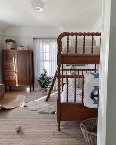 there is a bunk bed in the corner of this room with a rug on the floor