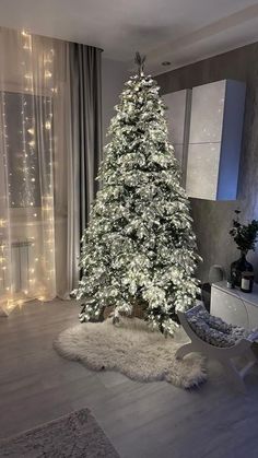 Grey Living Room Christmas Decor, Christmas Tree Only Lights, White House Living Room, White Light Christmas Tree, White Trees Christmas, Christmas Tree White Decorations, Tree In Room, Christmas White Tree, Red And Gold Ornaments