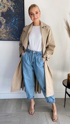 Look casual chique com trench coat, blusa branca, calça slouchy jeans, rasteirinha slide de bico quadrado. Ideias de looks com calça jeans, modelos de calça, combinações de inverno Slouchy Jeans Outfit, Slouchy Outfit, Lydia Tomlinson, Jeans Trend, Jeans Outfit Winter, Slouchy Jeans, Classic Style Outfits, New Jeans Style, Outfit Challenge