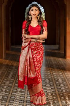 Deep red pure katan silk Banarasi handwoven saree with floral motifs with meenakari hues. Comes with running blouse piece. - Aza Fashions Saree Gowns, Dhoti Saree, Cotton Sarees Handloom, Sarees Banarasi, Ruffle Saree, Red Saree, Lehenga Saree, Katan Silk, Banarasi Saree