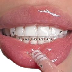 Tooth Gems That Look Like Braces, Gems On Teeth Ideas, Tooth Gems Grill, Tooth Gems Braces, Bottom Row Tooth Gem, Easy Tooth Gem Designs, Bottom Tooth Gems Ideas, Tooth Gen Aesthetic, Tooth Gens Inspi