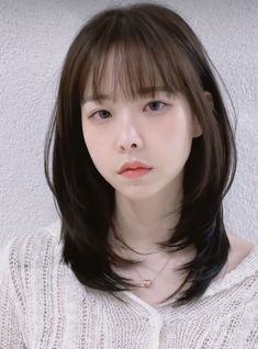 Locks in Layers: Short Haircuts for a Modern Twist Korean Style Bangs Short Hair, Korean Medium Haircut With Bangs Layers, Cute Short Hair With Bangs Korean, Korean Layered Haircut With Bangs, Shoulder Length Layered Haircuts With Bangs, Shoulder Haircut With Bangs, Korean Haircuts With Bangs, Korean Medium Haircut With Bangs, Wof Cut Hair