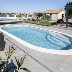 an empty swimming pool in the middle of a backyard