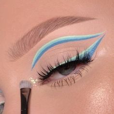 Blue Green Eye Makeup, Creative Eyeliner, Green Eye Makeup, Vibrant Makeup, Green Eye