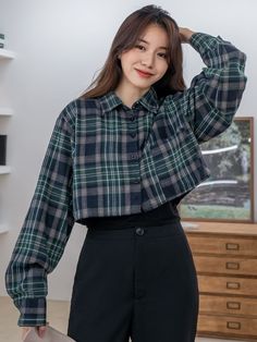 Crop Top Shirt Outfits, Cropped Shirt Outfit, Checked Shirt Outfit, Crop Shirts For Women, Blusas Crop Top, Plaid Shirt Outfits, Casual Plaid Shirt, Plaid Shirt Women