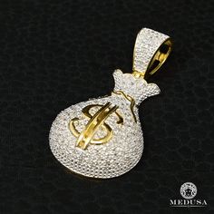 Pendentif d'un Money Bag avec Diamants en Or 10-Karat Description Spécifications Poids (G) Retour & Échange Description Fabriqué au États-Unis Vient avec un emballage personnalisé et une boîte Medusa. Délivrée avec certificat d'authenticité qui peut être utilisé à des fins d'assurance. Tous les bijoux sont estampés en fonction de leur pureté d'or. Chaque achat est couvert par une garantie de 100 jours contre les défectuosités. Ne couvre pas les dommages physiques. Spécifications Genre : Unis 10k Money, Personalized Packaging, Diamond Star, Best Jewelry Stores, Money Bag, Letter Pendants, Diamond Crystal, 10k Gold, Diamond Pendant