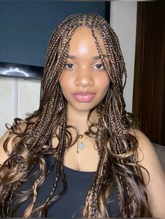 Brown Braids French Curls, Dark Skin With Brown Braids, Brown And Black Box Braids With Curls, Brown Small Box Braids, Brunette Box Braids, Dark Brown And Light Brown Braids, Black French Curls Braids Layered, Black Braids With Brown Curls, Medium Brown Braids