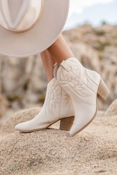 Beige Short Cowboy Boots, White Cowboy Boots Short, Bridal Ankle Boots, Mini White Boots, Women’s White Cowboy Boots, Short White Cowgirl Boots Outfit, Boho Wedding Boots, Western Wedding Boots For Bride, Bridal Cowgirl Boots