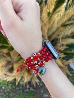 Banda de reloj Apple Watch de Mal de ojo rojo con San Judas y La Virgen Handmade Red Watch Bands As Gift, Handmade Red Watch Bands For Gift, Evil Eye Apple Watch Band, Red Bracelet Strap Watch Band As Gift, Evil Eye Red Bracelet, Red Evil Eye Bracelet, Red Apple Watch Band With Bracelet Strap, Red Resizable Evil Eye Bracelet, Apple Watch Armband