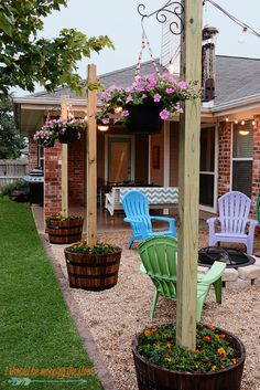 This DIY Patio Area with Sturdy Planted Posts is the perfect way to improve a small yard on a small budget. Easy tutorials and tips to follow for great backyard results. Cheap Backyard Makeover Ideas, Diy Garden Patio, Cheap Backyard, Cheap Patio, Budget Backyard, Kew Gardens, Backyard Projects