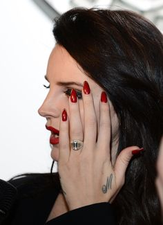 Lana del Rey con una manicura de uñas rojas. Lana Del Rey Fan, Short Almond Shaped Nails, Almond Shaped Nails Designs, Glossier Nail Polish, Unghie Sfumate, Bright Red Lipstick, Acrylic Nail Shapes, Almond Shape Nails