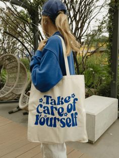 Ecobag cuide de si mesmo azul | SHEIN Brasil Creative Tote Bag, Quote Tote, Shein Brasil, Eco Bags, Travel Tote Bag, Bags Aesthetic, Eco Bag